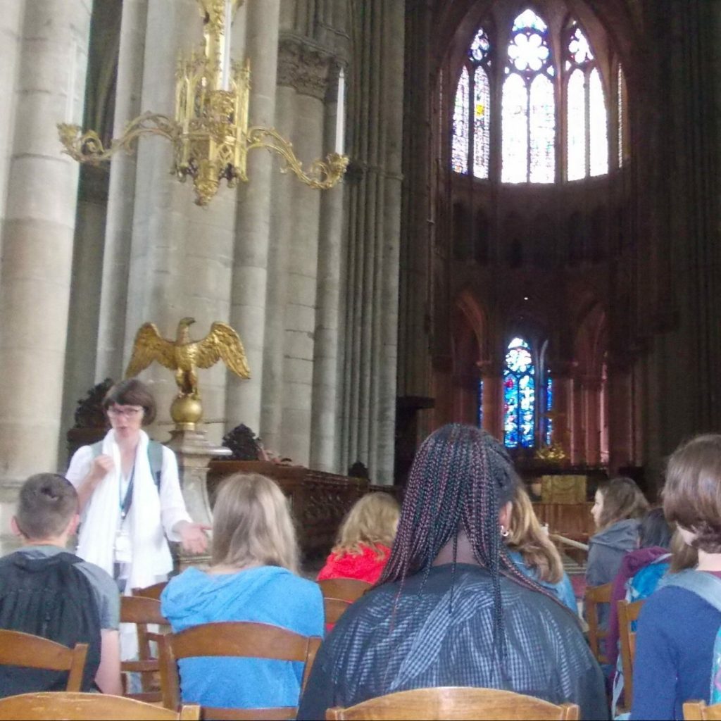 Visite intérieur cathédrale avec adolescents